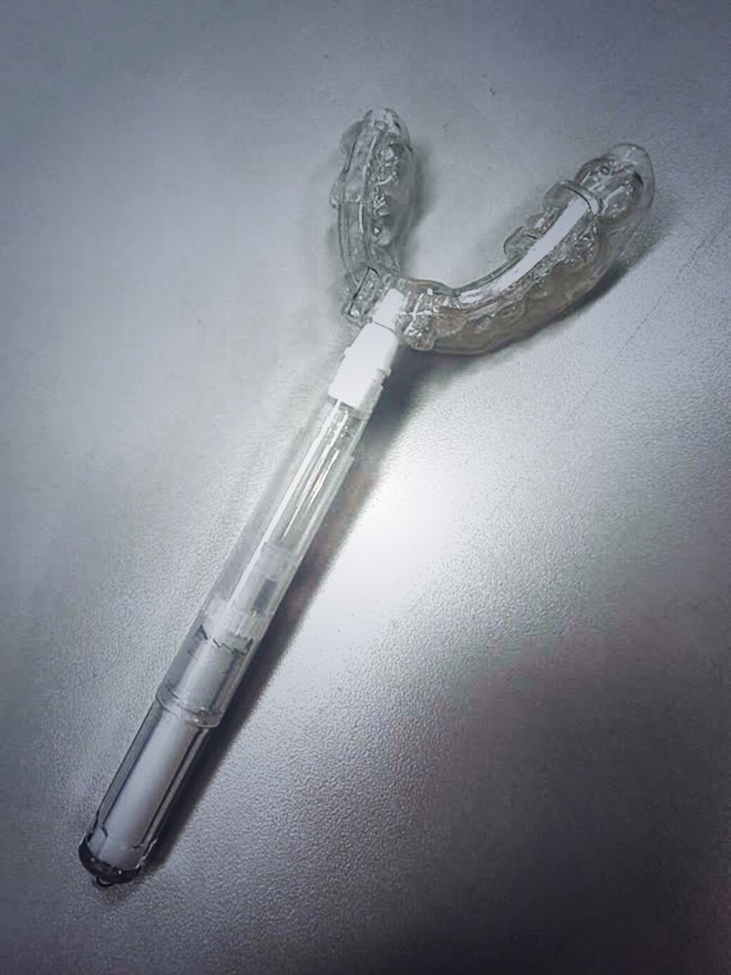 Point Infuser — 맞춤 트레이에 도포 펜을 결합한 모습